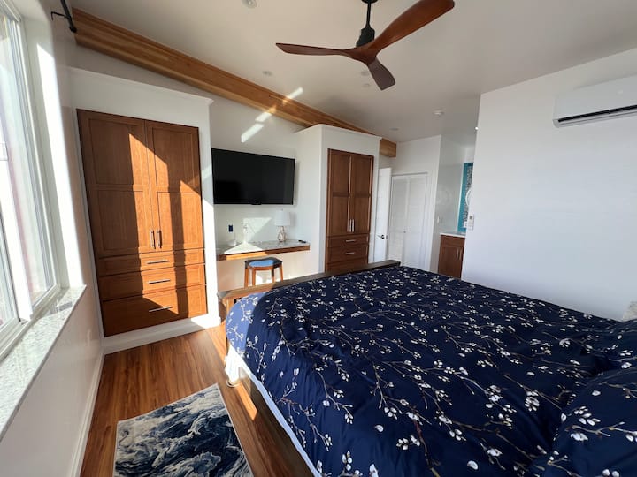 Spálňa s manželskou posteľou King so vstavanými skriňami a písacím stolom