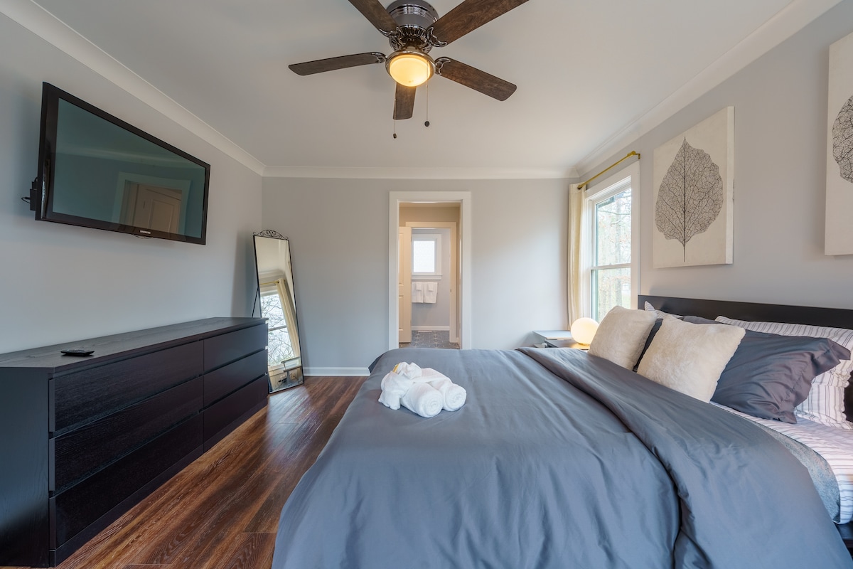 סוויטת הורים עם מיטת קווין סייז וחדר רחצה ושירותים צמוד עם מקלחת אריחים