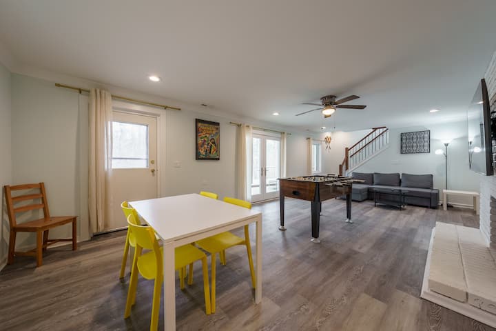 Игрална маса с шкаф за игри. Разтегателен диван с джаги и разтегателен диван