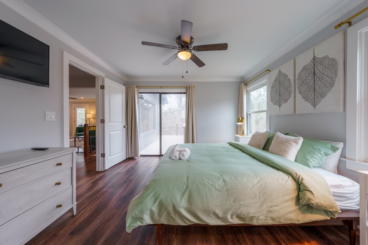 בסוויטת קינג יש גישה למרפסת. טלוויזיה חכמה