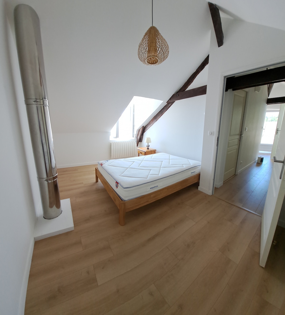 主卧在楼上（阁楼；2023年翻新）。 
高级140 * 190床垫
带栏杆的婴儿床
蚊帐
电暖气
如果一楼的木炉运行，则为间接供暖
大梳妆台