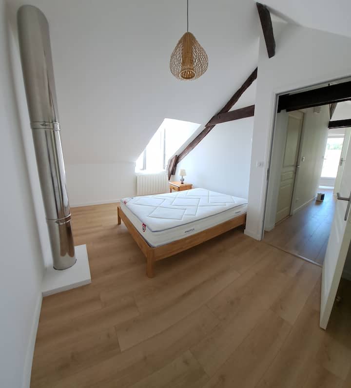 ห้องนอนใหญ่ชั้นบน (ห้องเพดาน ตกแต่งใหม่ในปี 2023) 
ที่นอนพรีเมียม 140 * 190
เตียงเด็กทารกพร้อมราวกั้น
มุ้งกันยุง
ระบบทำความร้อนไฟฟ้า
การทำความร้อนทางอ้อมหากเตาฟืนทำงานอยู่ที่ชั้นล่าง
ตู้เสื้อผ้าขนาดใหญ่