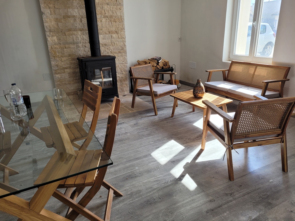 这是主起居室，面朝西。 它俯瞰一个安静的公共庭院。