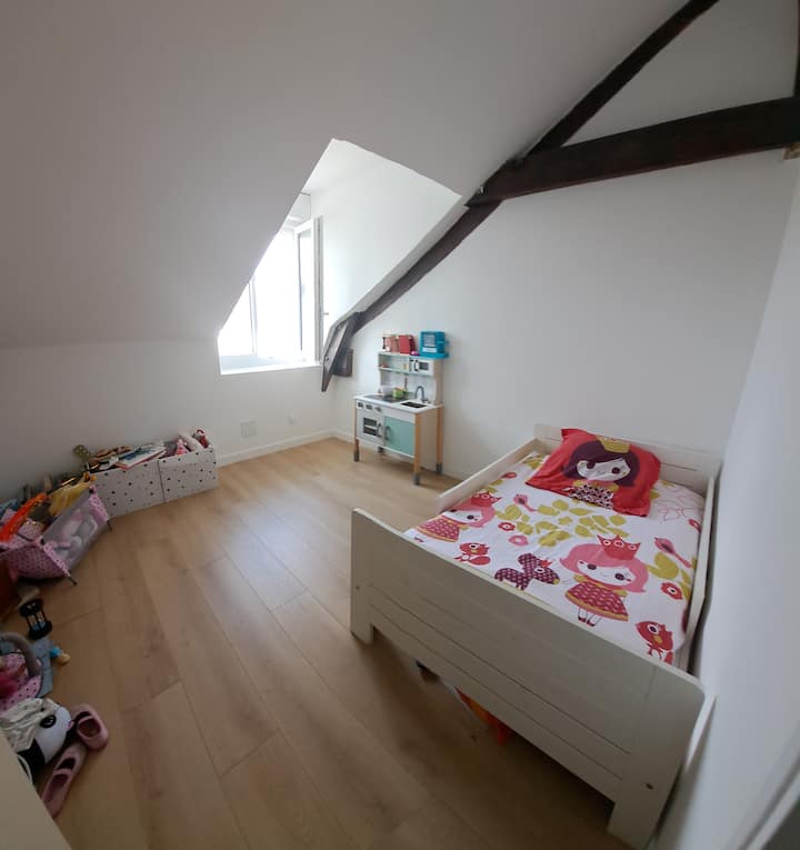 ห้องเด็กเล็ก (ห้องใต้หลังคา)
เตียงเด็กปรับขนาดได้ 140, 160, 190 
+ เตียงเล็ก 3 ถึง 5 ปี (160)
ระบบทำความร้อนไฟฟ้า
ม่านหน้าต่าง