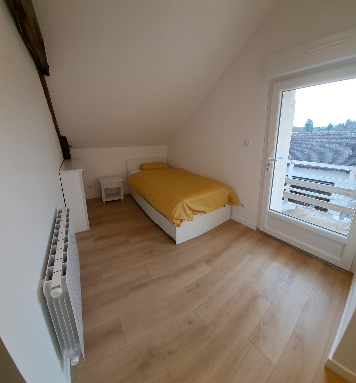 这是一间小型半开放式房间（阁楼），可俯瞰阳台
高档床垫
电暖气
非常适合成年人入住 
