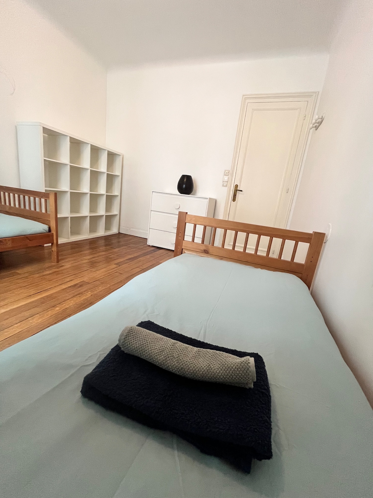 חדר שינה עם 2 מיטות יחיד (90 ס"מ x 200 ס"מ). בחדר יש מקומות אחסון. אפשרות לקרב את שתי המיטות היחידות. 
