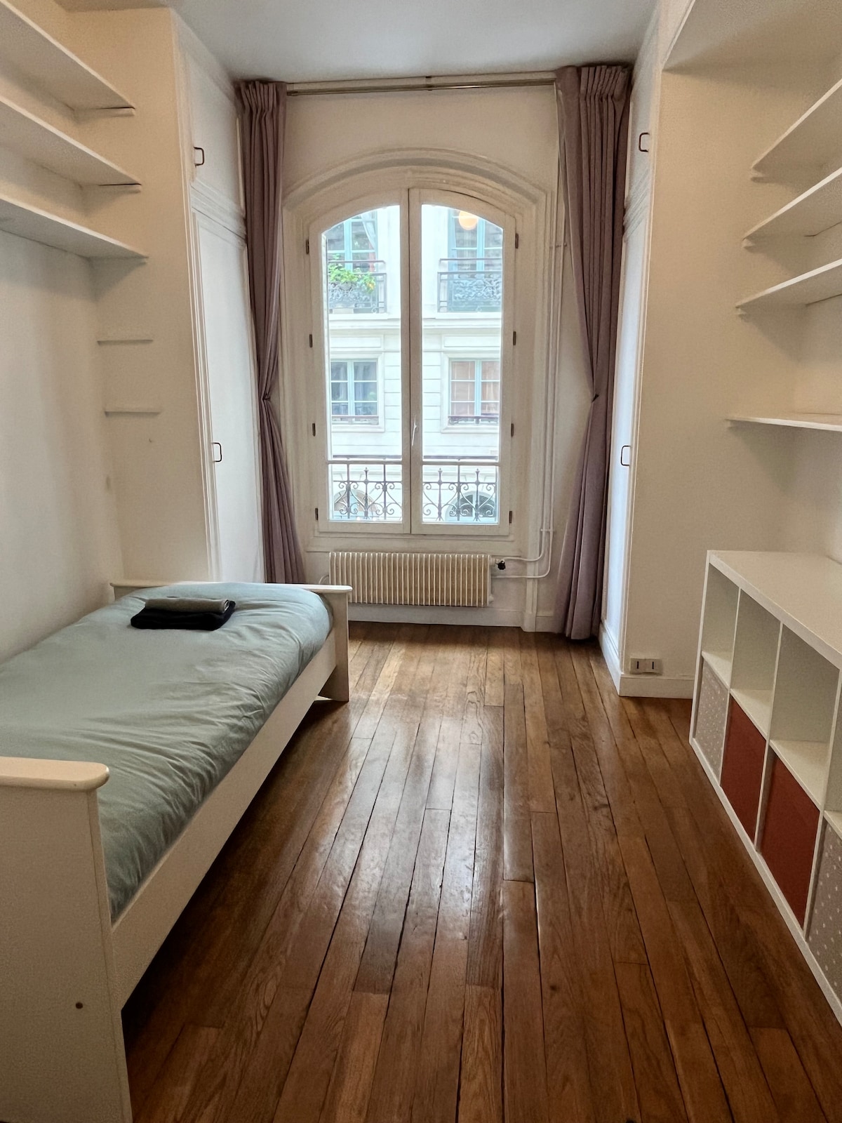 חדר שינה עם 1 מיטת יחיד (90 ס"מ x 200 ס"מ). בחדר יש מקומות אחסון. אפשרות להוסיף מיטת יחיד אם יש אורח נוסף (במקום ריהוט אחסון).
