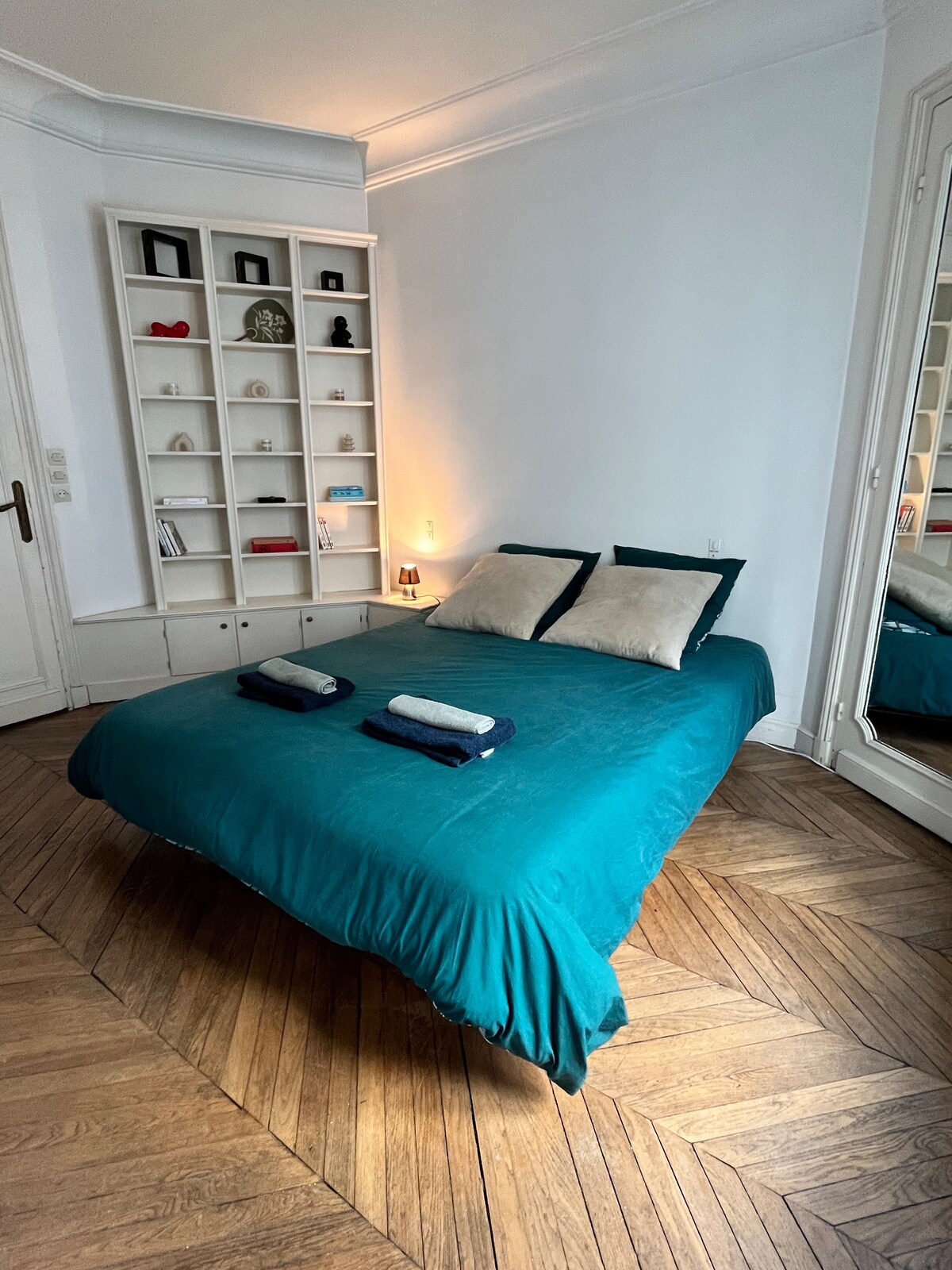 חדר שינה עם מיטת קווין סייז וחדר רחצה צמוד. בחדר הזה יש חדר הלבשה וחללי אחסון.
