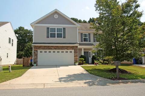 Quiet home near Lake & Outlets