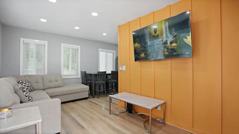 Vibrant Cozy 2 Bedroom home + Sofa Couch + 2 Twin