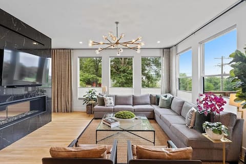 Top Airbnb: Maison NoDa: Uptown Skyline Views w/Gym Sleeps 14 in Villa Heights