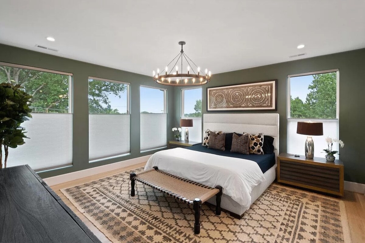 Descansa con comodidad en el dormitorio principal con un colchón tamaño king y sábanas de lujo. Rodeado de amplias ventanas con vistas serenas, este elegante espacio promete una noche de sueño reparador. Perfecto para una estancia lujosa y relajante.