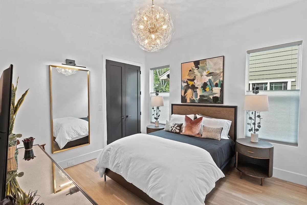 Quédate en el dormitorio de invitados del piso principal, perfecto para aquellos que prefieren no usar las escaleras. Esta acogedora habitación cuenta con una cómoda cama tamaño queen, un televisor y un baño adyacente, que ofrece comodidad y facilidad. Ideal para los huéspedes que buscan accesibilidad.