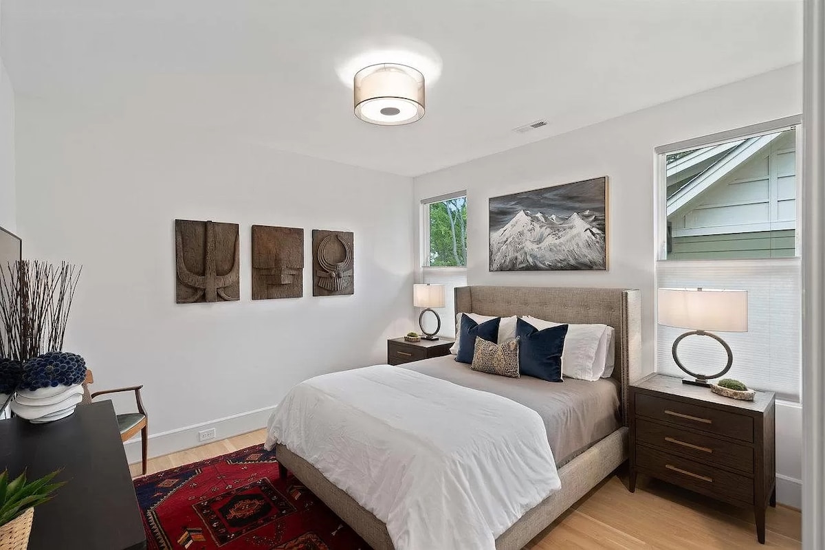 Relájate en este dormitorio de invitados en el piso superior con una cama tamaño queen, vestidor y TV. Esta acogedora y elegante habitación ofrece privacidad y comodidad, perfecta para relajarse después de un día explorando Charlotte.