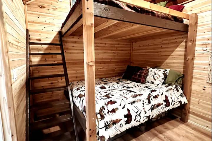 Გარე ბუნკერი! ეს შენობა გამოყოფილია მთავარი სახლისგან და დაკავშირებულია უკანა ტერასით. Იდეალურია ბავშვებისთვის ან დამატებითი მეგობრებისთვის! Ერთადერთი სააბაზანო მთავარ სახლშია, ამიტომ ბუნკერში დარჩენის შემთხვევაში გარეთ უნდა გაისეირნოთ