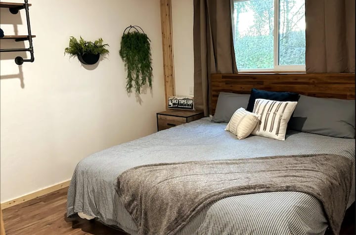 Პლუშის ზომის საწოლი მთავარ საძინებელში, რომელიც მდებარეობს მთავარ სახლში