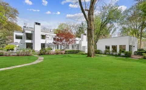Mansion in Greenwich with lake