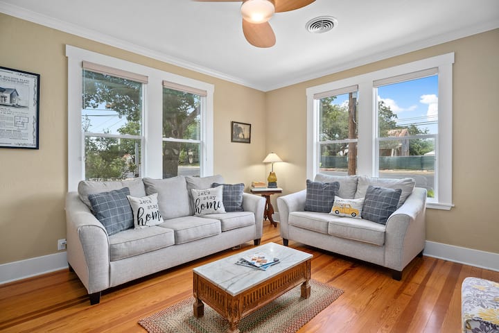 غرفة معيشة كبيرة مع مدرب سحب. يتصل بالشرفة الأمامية. 