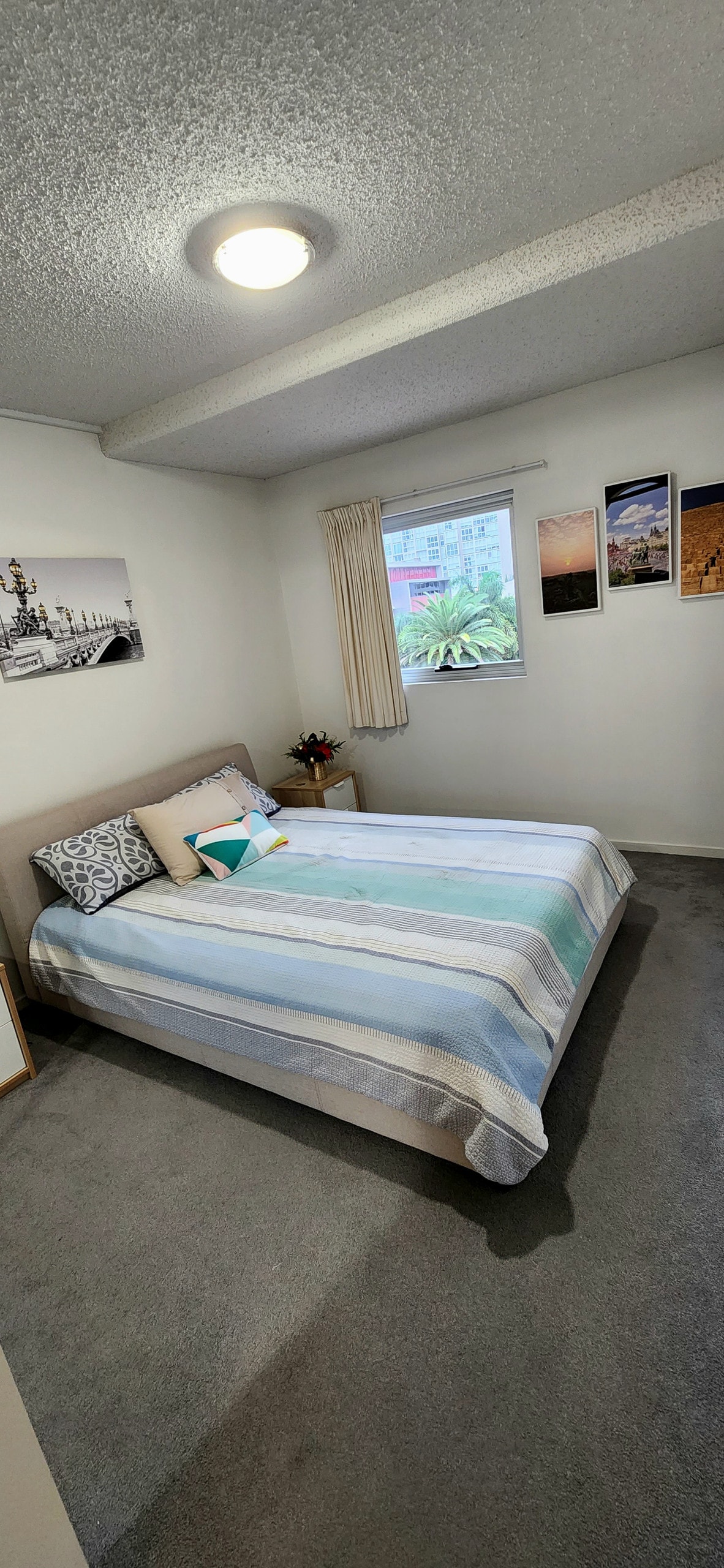 חדר שינה אחד עם מיטת קווין סייז ונוף