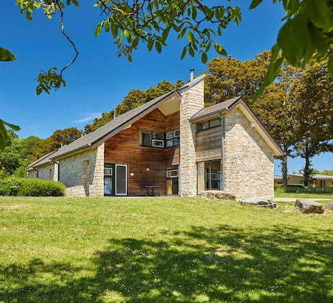 Beautiful Villa by the Lake
