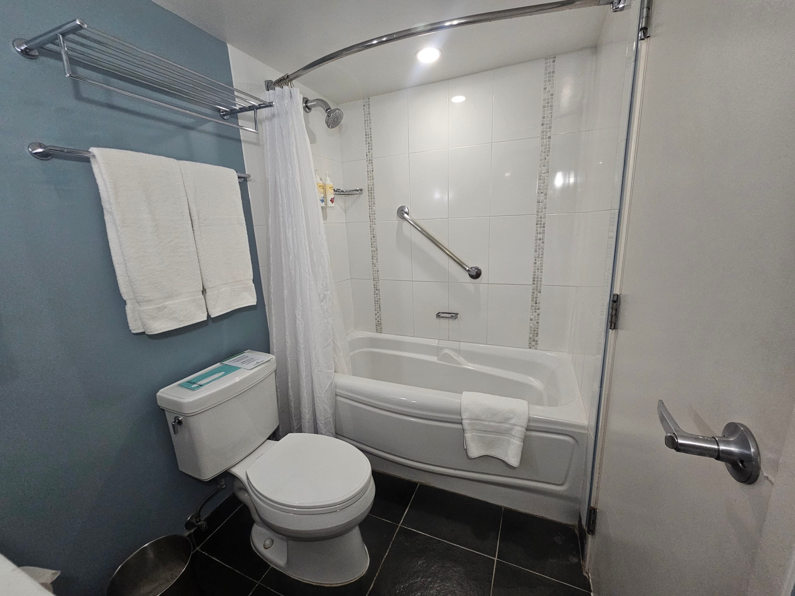 Condo in Honolulu · ★4.92 · Studio · 2 beds · 1 shared bath - Image 4