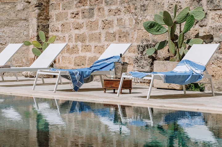 Baroque palace with swimming pool 6 km from the sea