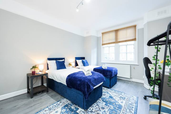 Central & Modern | 2 flats x 2 bdr | sleeps 10