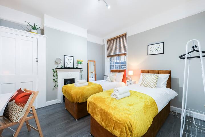 Central & Modern | 2 flats x 2 bdr | sleeps 10 gallery image 3