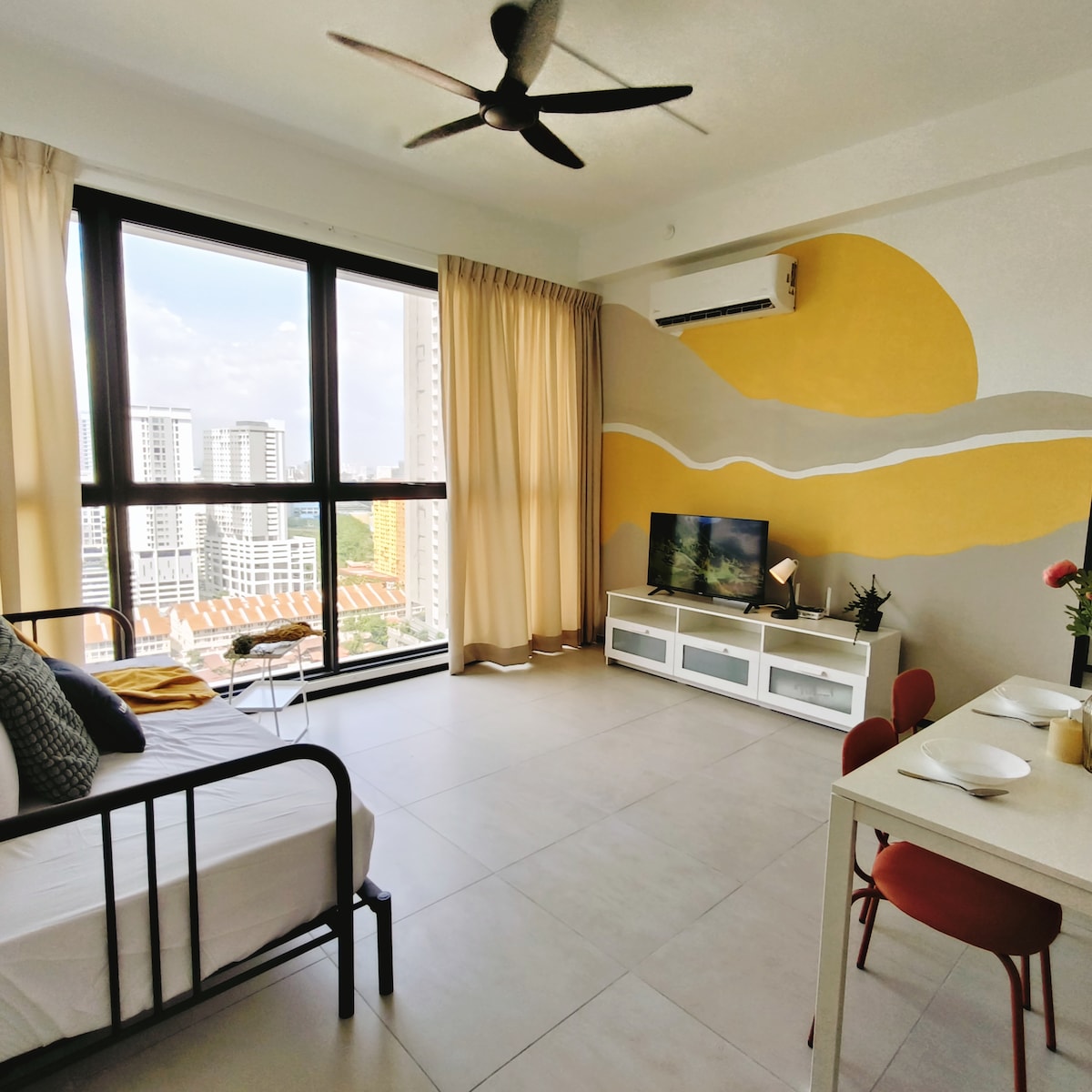 URBAN SUITE  3BR SUNRISE Viewging Homestay 9 pax
Dhomë master-1 Krevat dopio "Queen" +1 krevat tek
Dhoma e dytë 1 krevat dopio "Queen" +2 krevat tek
Dhoma e tretë -1 krevat tek
Dhomë ndenjjeje-1 Krevat tek +Divan
Të gjitha kanë ajër të kondicionuar me ventilatorë tavani dhe 1 parkim makinash