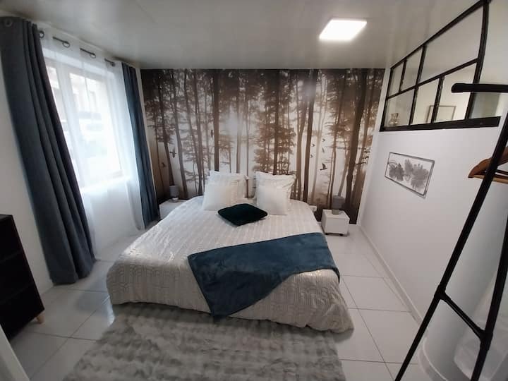 Dve lôžka s rozmermi 90 x 200 cm, ktoré môžete spojiť pre jednu manželskú posteľ veľkosti queen size.
Posteľná bielizeň je k dispozícii pre dve 90 x 200 lôžok alebo pre manželskú posteľ 180x200 