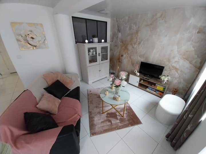 Pohovka 
Wi-Fi + inteligentná TV