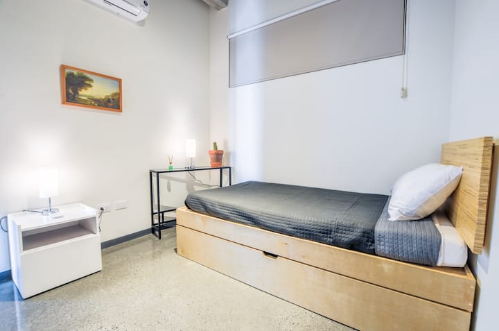 დამატებითი საძინებელი ორი ერთადგილიანი საწოლით, კარადით, სრულმეტრაჟიანი სარკითა და კონდიციონერით, რომელიც იდეალურია კომფორტული და სასიამოვნო სტუმრობისთვის.