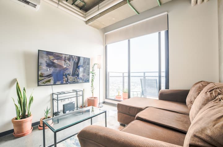 მისაღები ოთახი, რომელიც აღჭურვილია კომფორტული დივნითა და Roku Smart TV‑ით, კაბელური ტელევიზიითა და ისეთი აპების გამოყენების შესაძლებლობით, როგორიცაა Netflix, Disney+ და HBO, იდეალურია დასასვენებლად და თქვენი საყვარელი გასართობით სარგებლობისთვის.