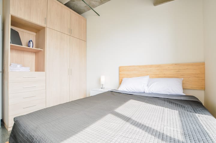 მთავარი საძინებელი 150–179 სმ ზომის საწოლით, კარადითა და კონდიციონერით. სტუმრობისთვის კომფორტულ და ფუნქციონალურ სივრცეს ქმნის უთო, საუთოებელი მაგიდა, სრულმეტრაჟიანი სარკე და ფენი.