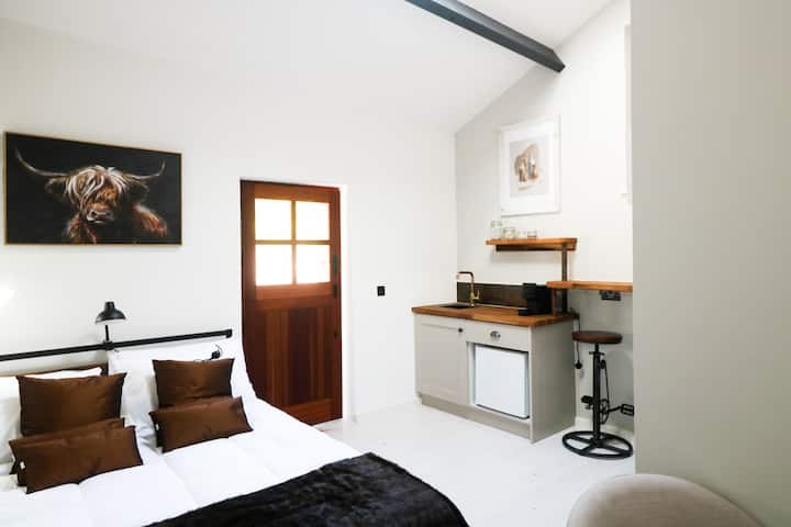 Tafadhali kumbuka hii ni nyumba ya shambani iliyo wazi, 
 kitanda, sebule, chumba cha kupikia, sehemu ya kulia chakula, vyote viko katika sehemu moja.. Chumba cha kuogea ni tofauti. 