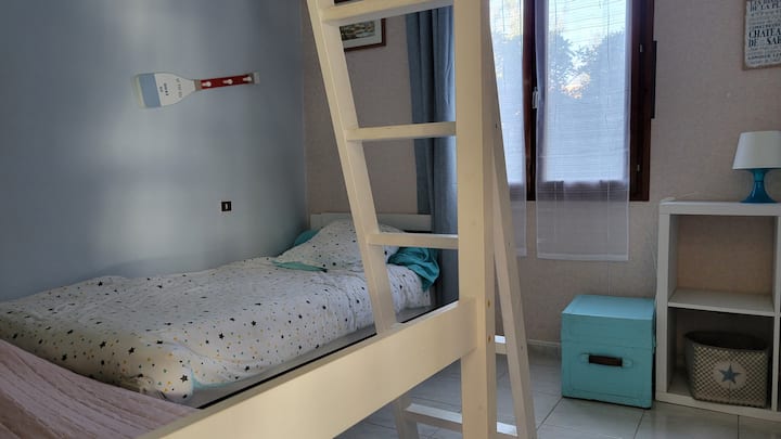Spálňa s 3 lôžkami určená skôr pre 6-násobné deti, ale s možnosťou usporiadania s manželskou posteľou