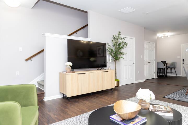 Spacious DC Townhome gallery image 3