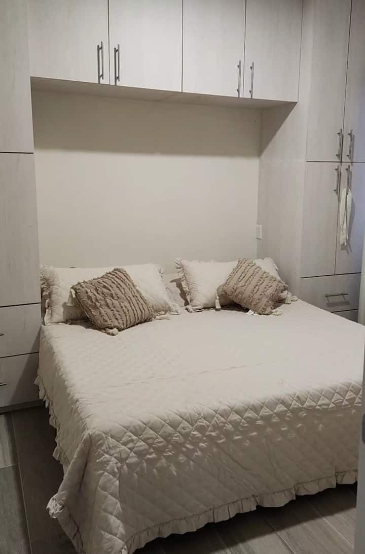 Lijep i  udoban    odjel 

 Recamara 

King Size, colchon Memory  Foam,