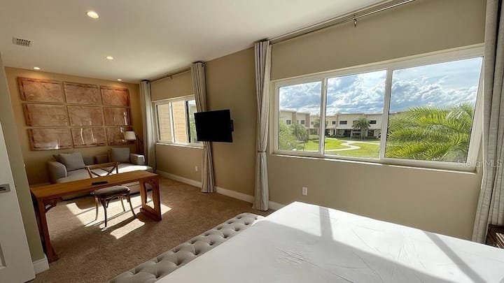 Chumba kikuu cha kulala - Kitanda cha ukubwa wa kifalme, dawati na eneo la mapumziko
