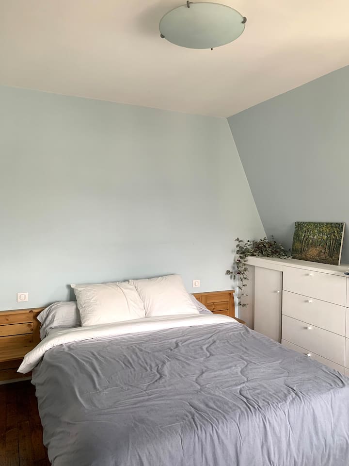 Chumba kikuu cha kulala cha ghorofa ya juu - kilichojitenga na tulivu.