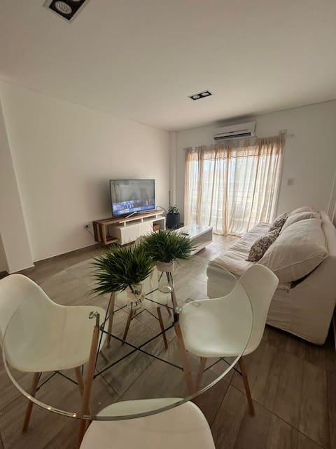 Modern apartment with a jacuzzi near downtown