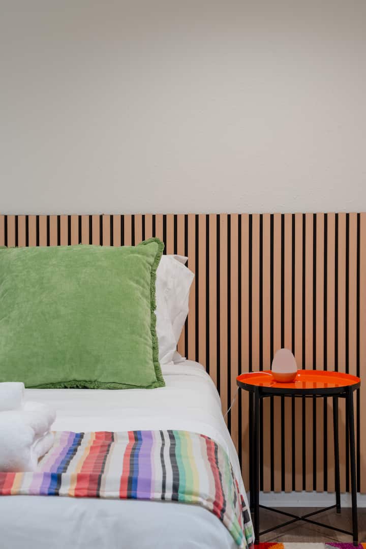 تحتوي غرفة النوم 2 على سرير بحجم كوين وفراش كاسبر.