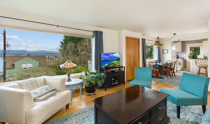 Lake Washington View Home with Hot Tub BBQ Garden gallery image 5