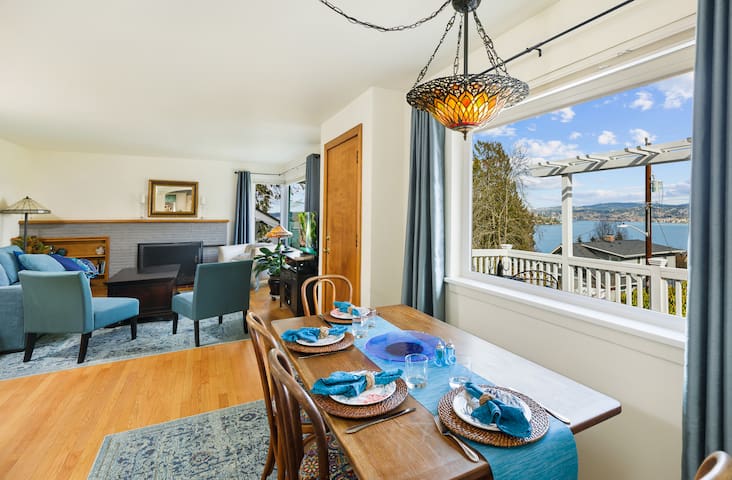 Lake Washington View Home with Hot Tub BBQ Garden gallery image 2