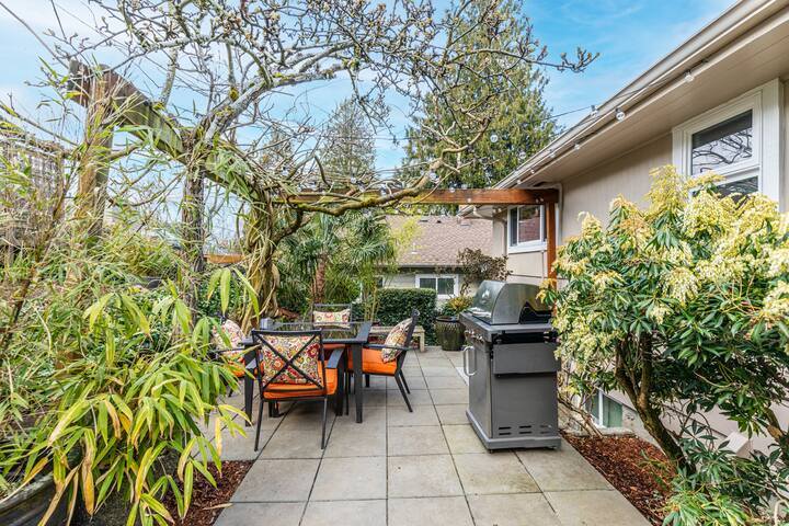 Lake Washington View Home with Hot Tub BBQ Garden gallery image 4