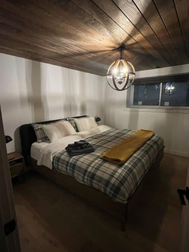Spavaća soba 2 ima bračni krevet i ormar.