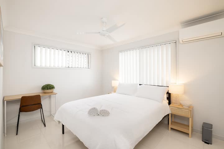 De ruime slaapkamer biedt een queensize bed, voldoende kastruimte en nachtkastjes met leeslampen. Het rustgevende, minimalistische ontwerp maakt het een perfect toevluchtsoord na een lange dag vol verkenning of werken, zodat je verblijf zo comfortabel mogelijk is.