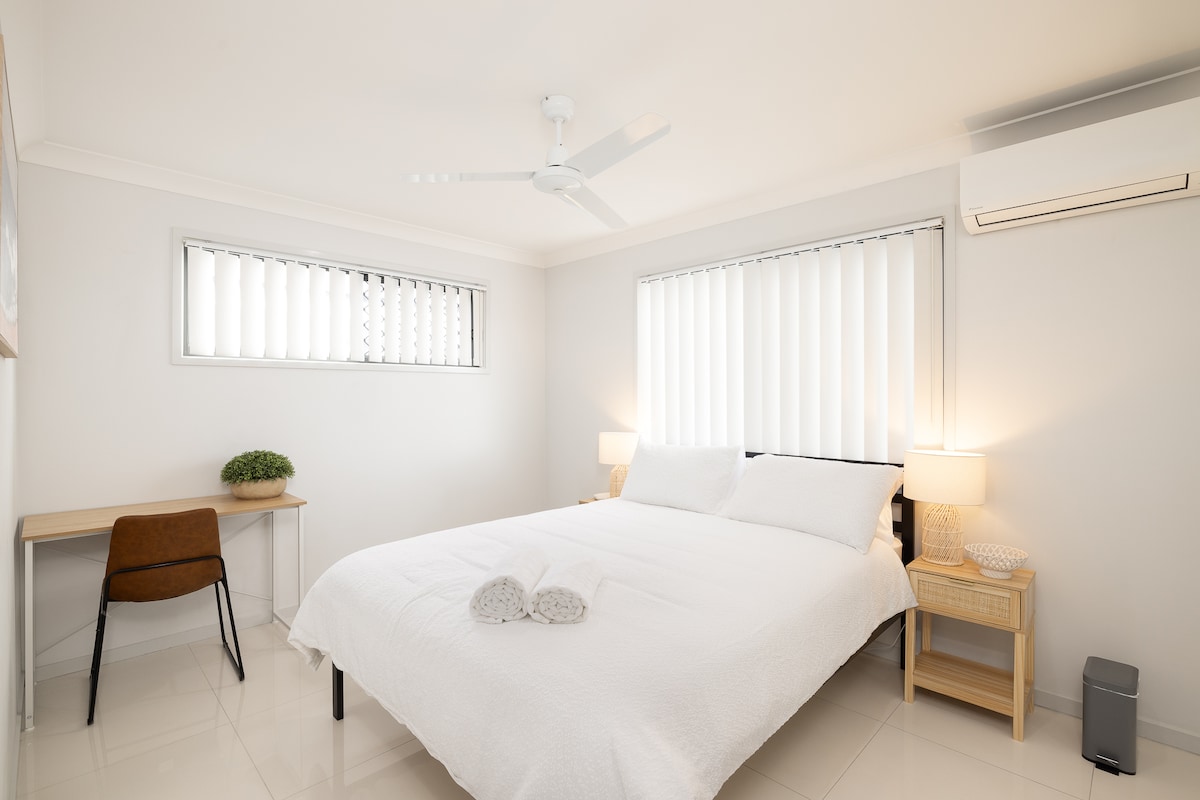 توفر غرفة النوم الواسعة سريرًا بحجم كوين ومساحة واسعة لخزانة الملابس وطاولات بجانب السرير مع مصابيح قراءة. التصميم المهدئ والبسيط يجعله ملاذًا مثاليًا بعد يوم طويل من الاستكشاف أو العمل، مما يضمن أن إقامتك مريحة قدر الإمكان.