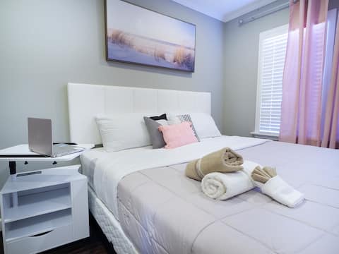 5BR Crew Hub | Sleeps 9+ | Fast WiFi + Parking