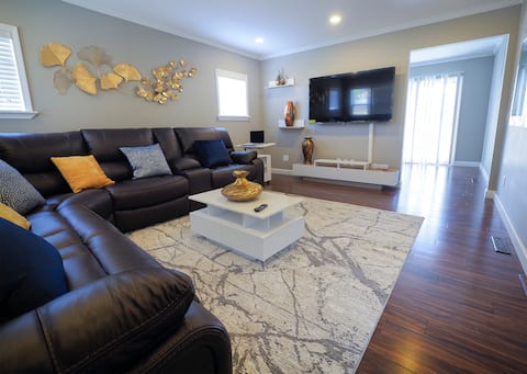 Golf Course Views House 5BR-5Beds, 100% Fiber.
